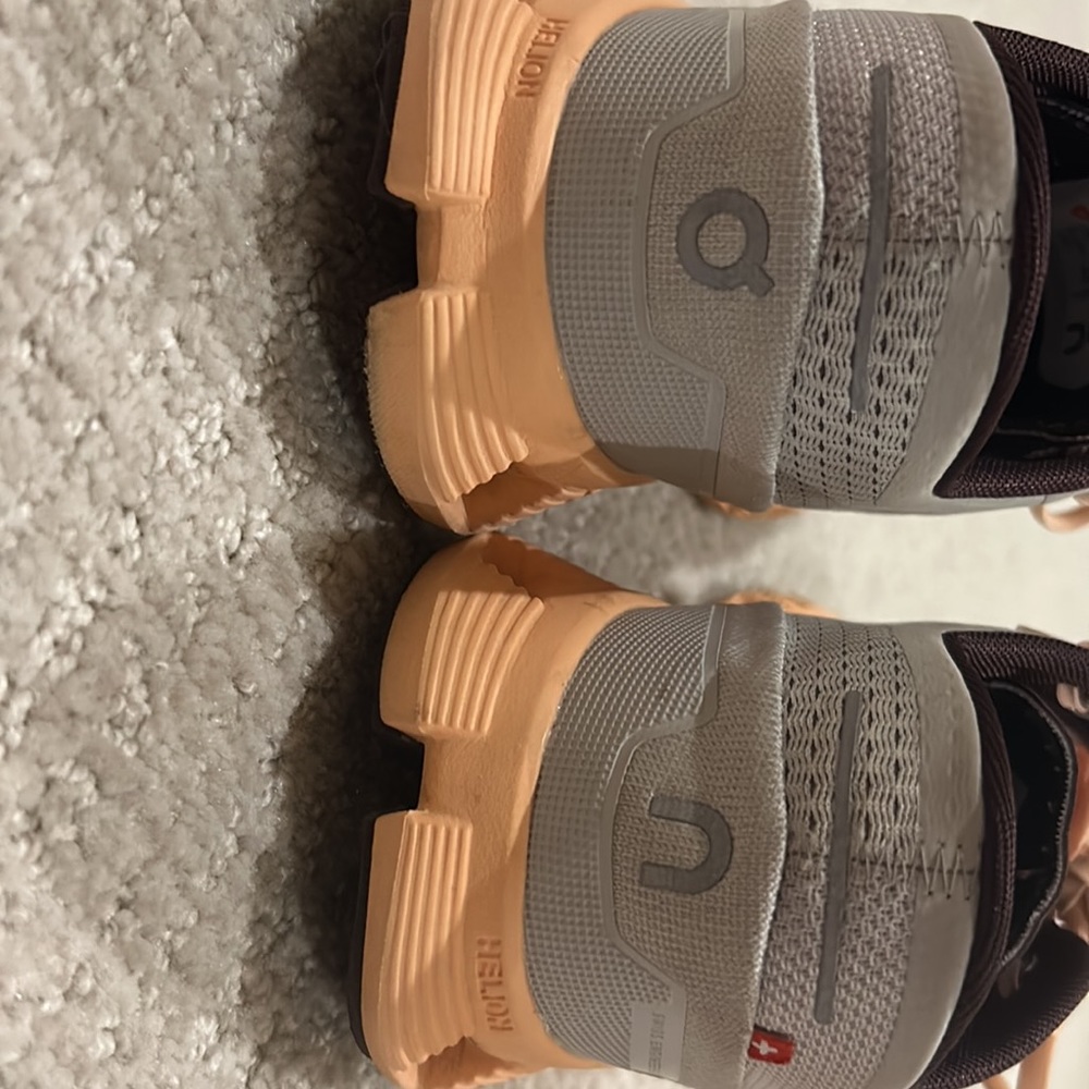 On cloud tennis shoes. Barley worn!! - Picture 6 of 7